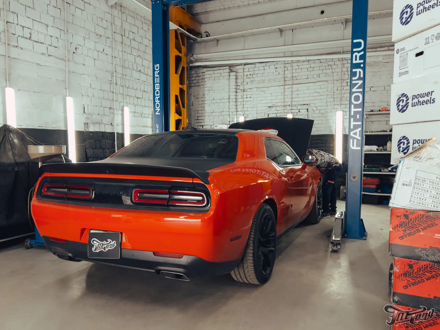 Техническое обслуживание яркого Dodge Challenger Shaker